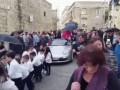 Новоизбранный епископ Мальты в запряженном 50 детьми кабриолете