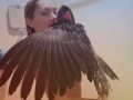 Девушка в душе с попугаем