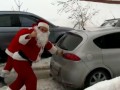 Санта толкает своего оленя