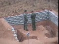 Китайский солдат бросает гранату