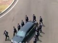 Кортеж Ким Чен Ына на встрече с главой Южной Кореи — 12 охранников, бегущих возле машины