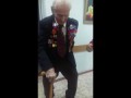 100-летний ветеран Аркадий Черных танцует и поет.