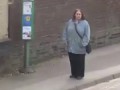 woman dancing at bus stop How To Dougie/ женщина танцует на остановке