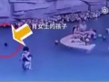 В Китае ребёнок утонул, пока его мать писала смс