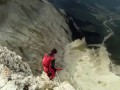 Затяжные прыжки со скалы в костюме-крыле  (HD)