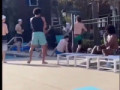 Негр против группы белых
