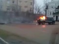 В интернете появилось видео горящего автомобиля с мужчиной внутри в центре Гусева