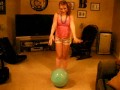Девушка неудачно прыгнула на шарике