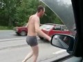 Мужик танцует в пробке на трассе 