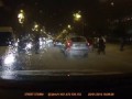 Неадекватные пешеходы в Воронеже прыгают по машине