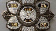Abu_dhabi,_Moschea_dello_Sceicco_Zayed,_aula_di_preghiera,_orologio_da_preghiera_01