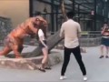 Динозавр нападает на прохожих!
