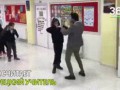 учитель математики танцует с детьми
