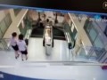 【China】Women were involved in store escalator At the last minute spelt out his youngest son